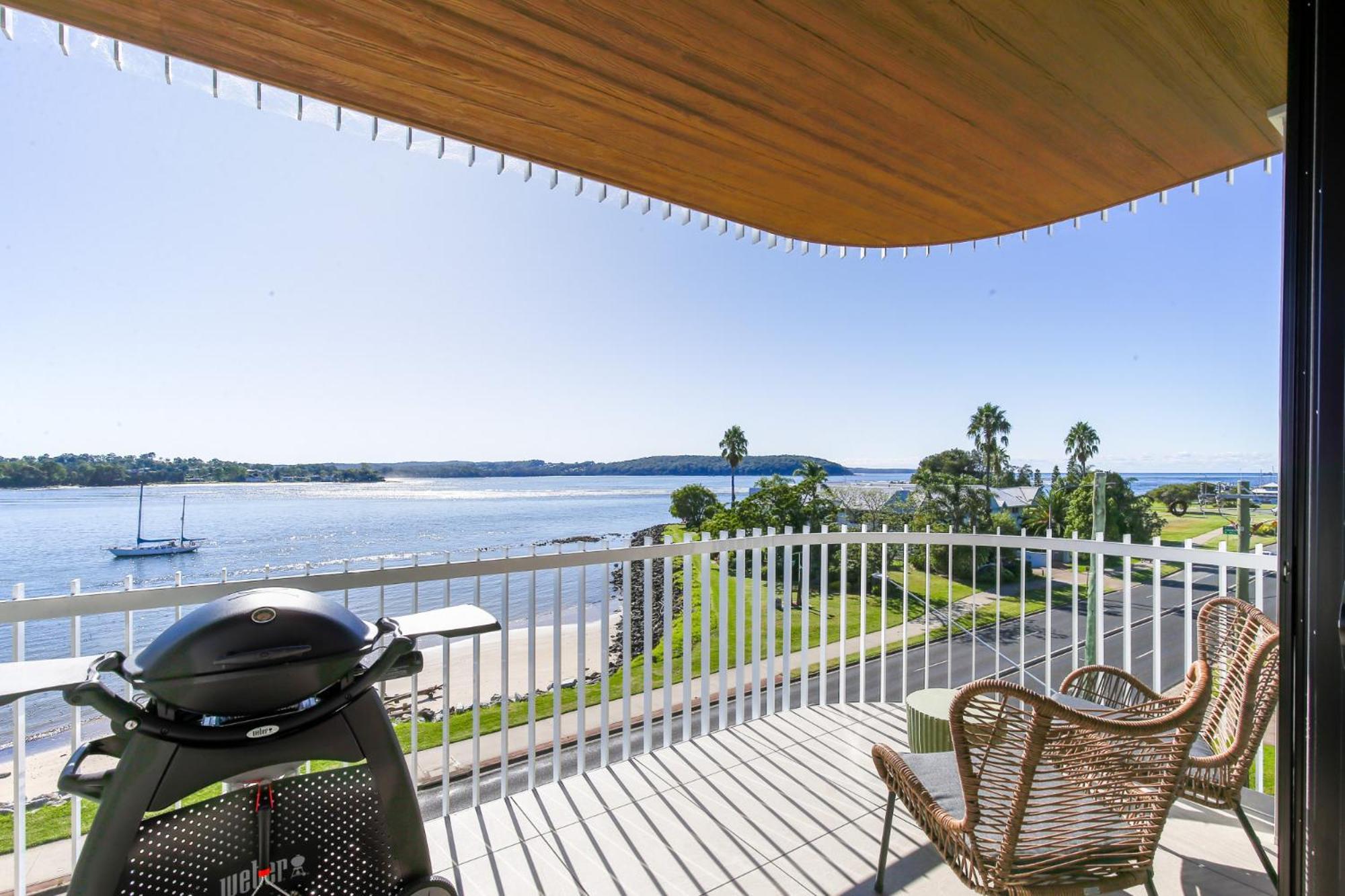 Apartment Exquisite 1-bed With Bay Views *