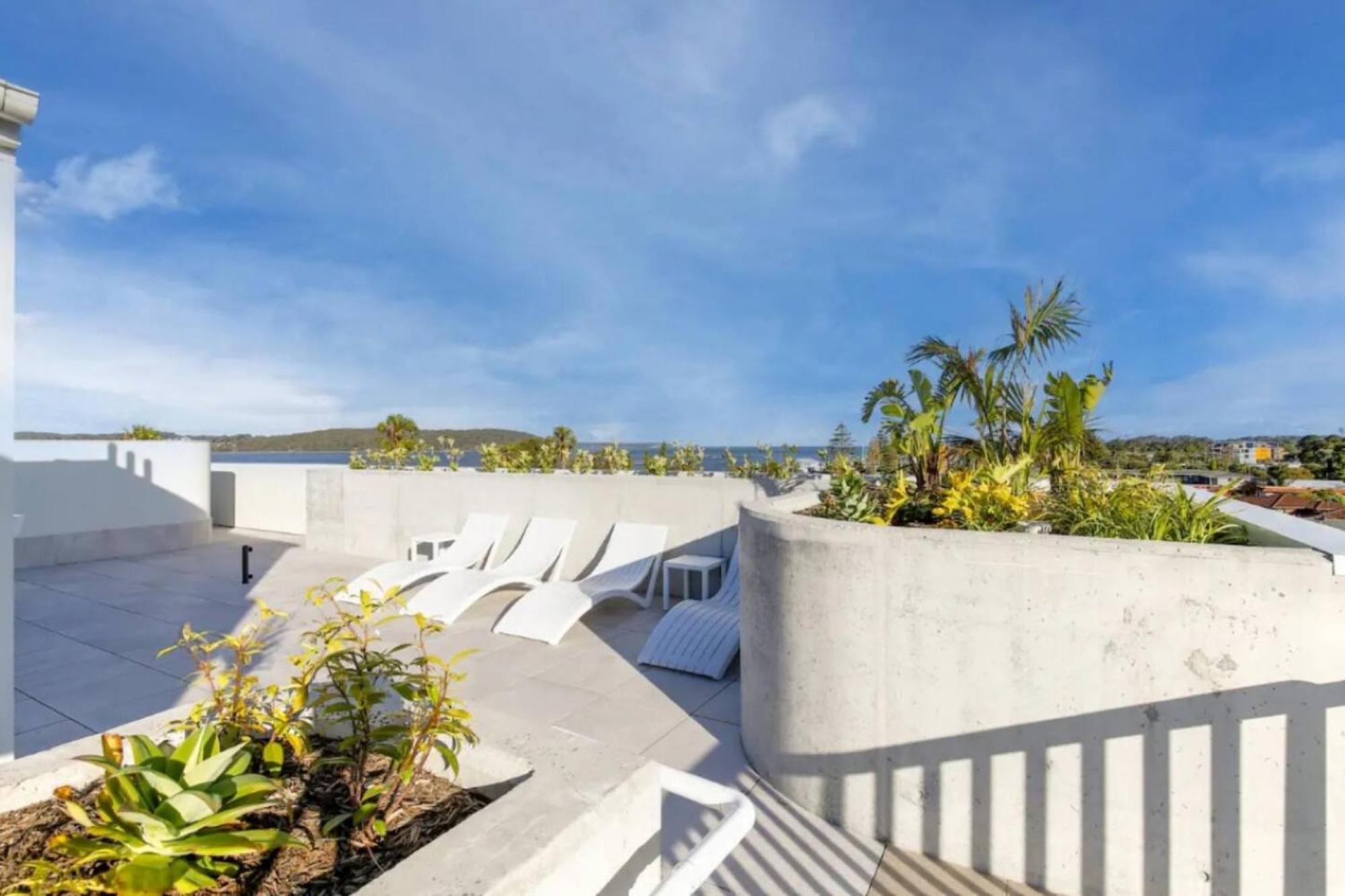 Stunning 1-bed Bayside With Superb Views *