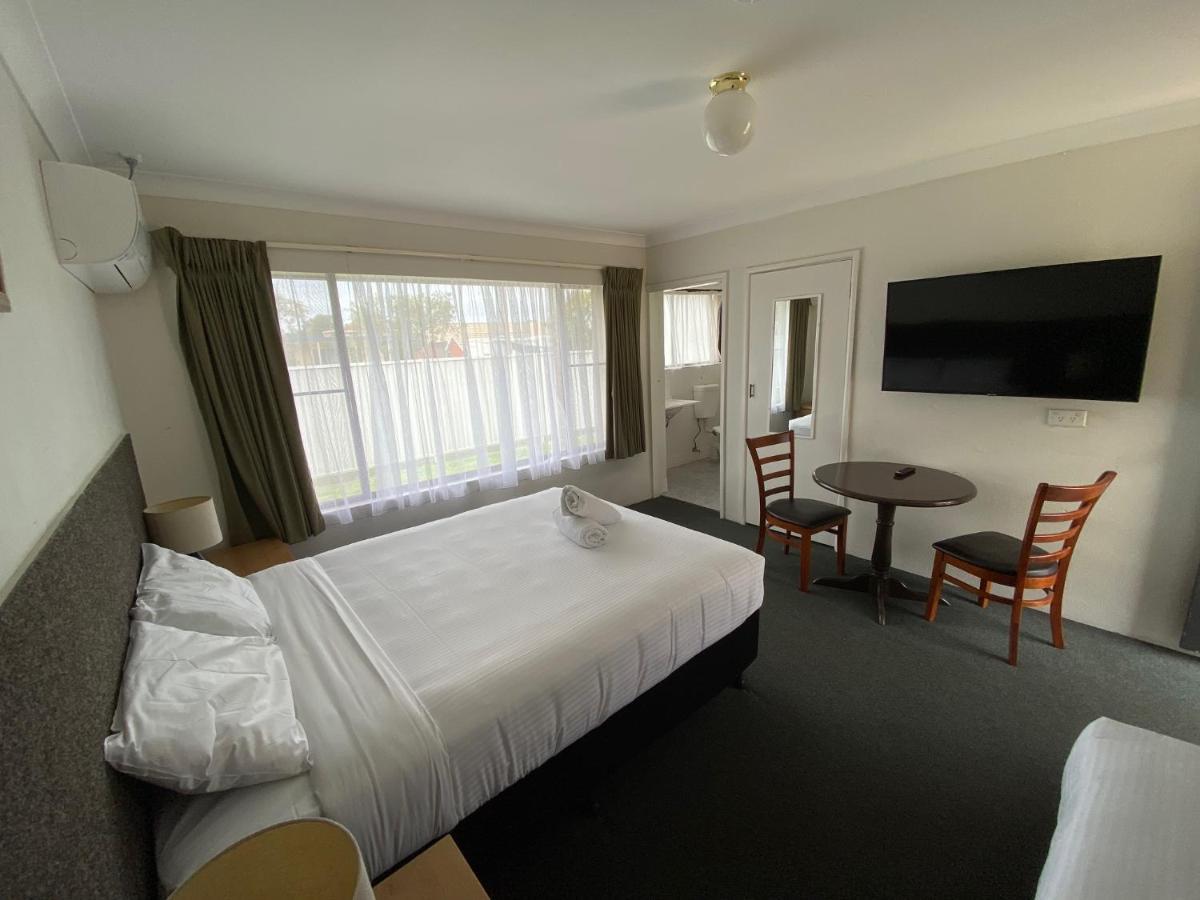 Motel Hanging Rock Family